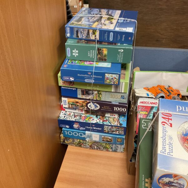 Mixed lot of jigsaw puzzles including Gibson brand puzzles.