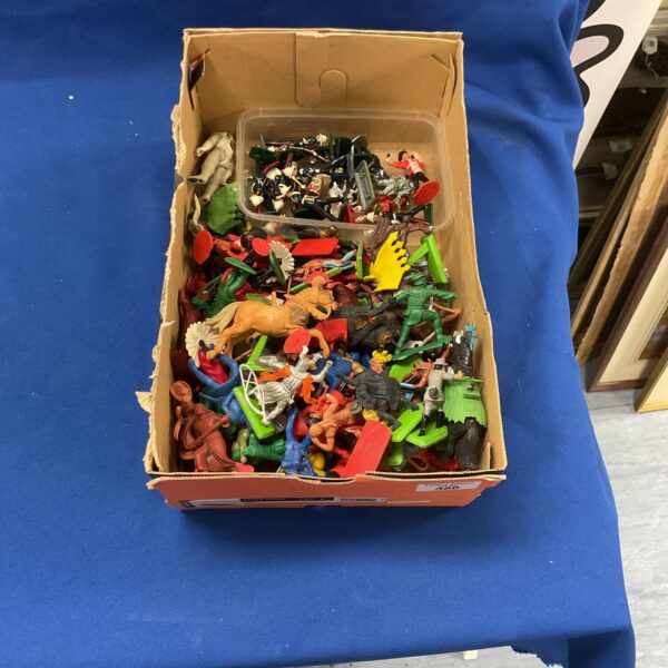 Vintage lot of plastic toy soldiers and figures, including Britains.