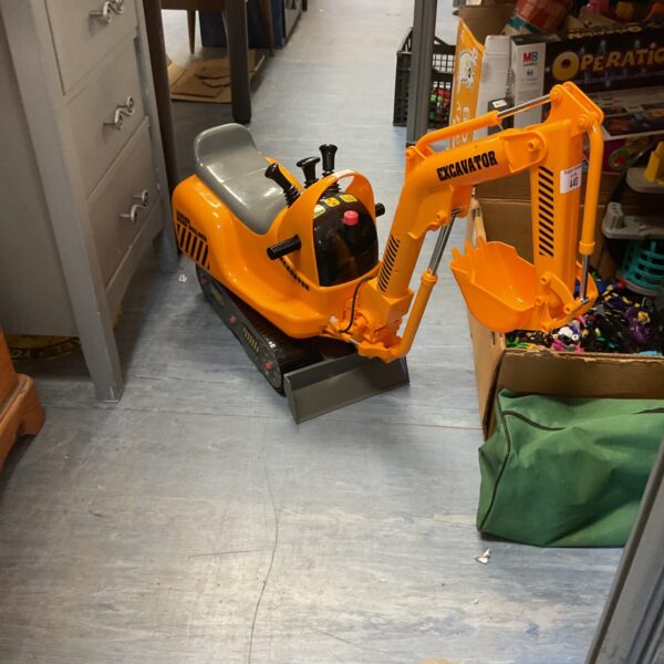 Yellow ride on excavator toy for children’s imaginative play.