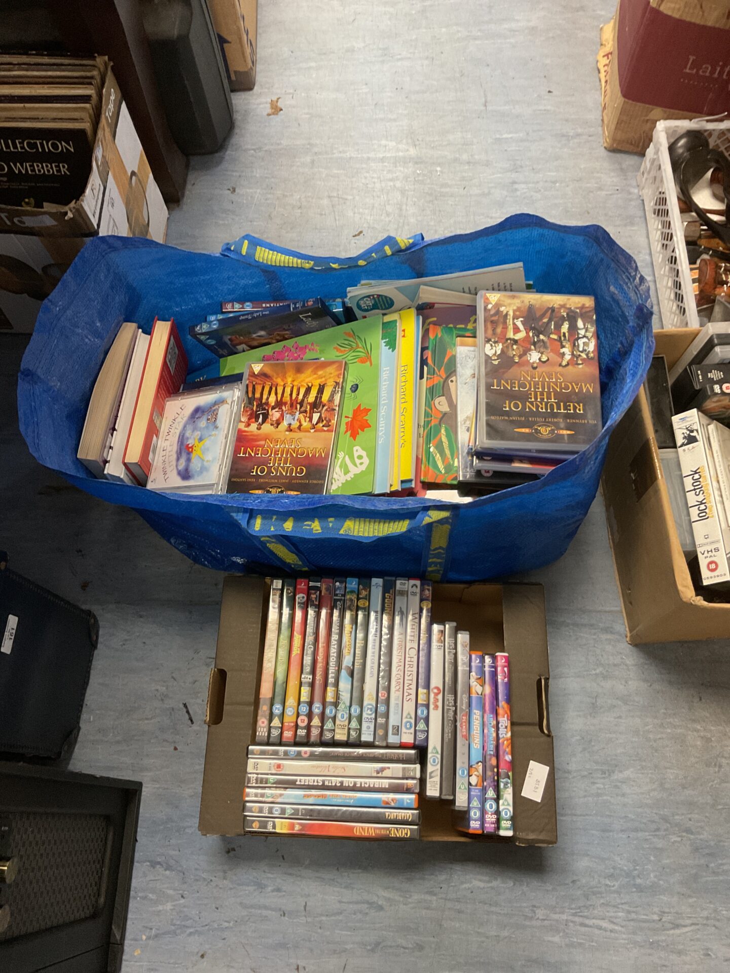 162 Large sack of childrens dvds & books