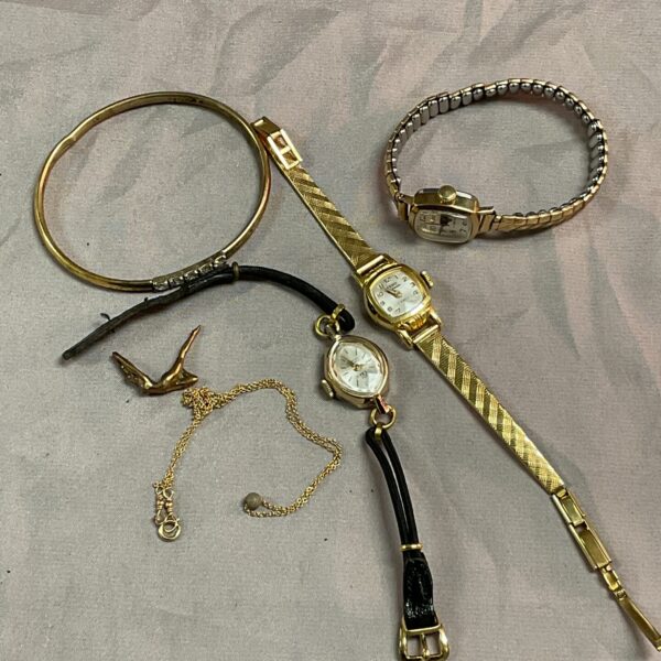 Lot of three vintage gold plate wristwatches in good condition.