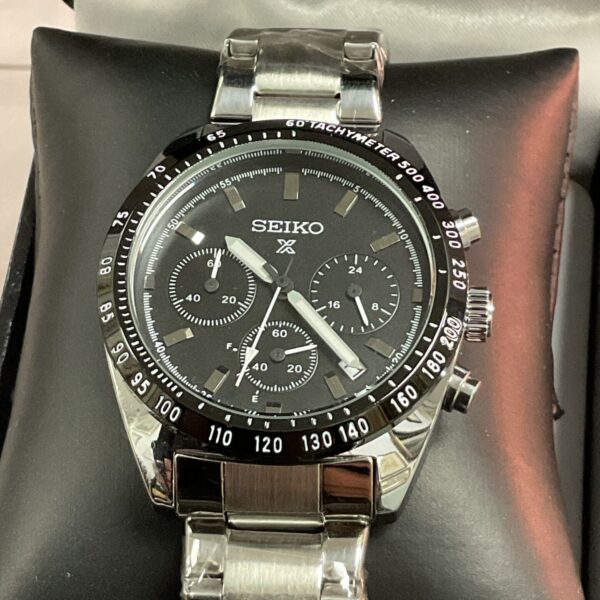 Silver Seiko quartz wristwatch with stainless steel band.