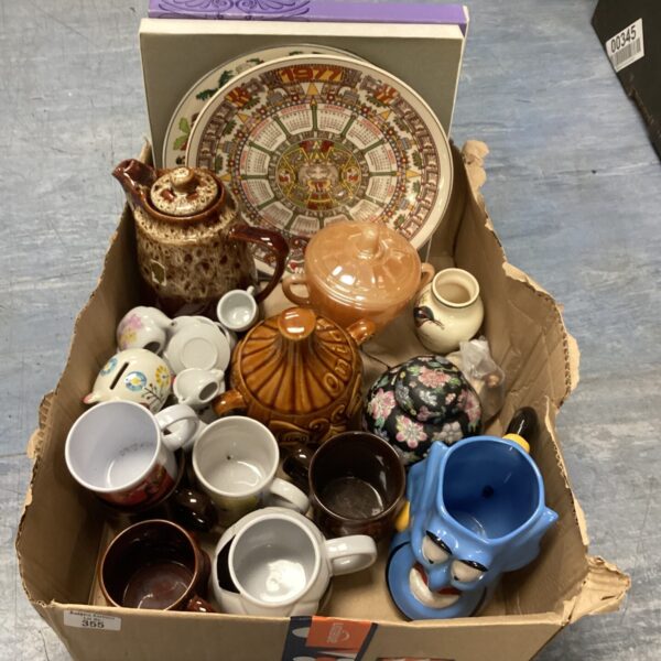 Mixed pottery collection featuring a Wedgewood collectors plate.