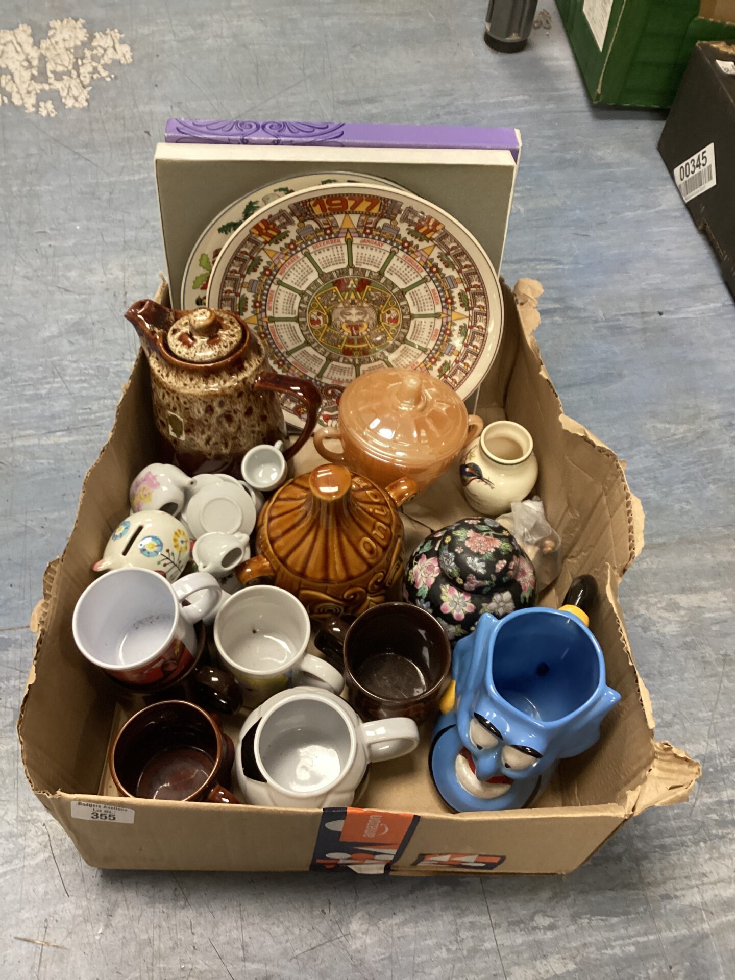 355 Selection of mixed pottery items inc Wedgewood Collectors Plate