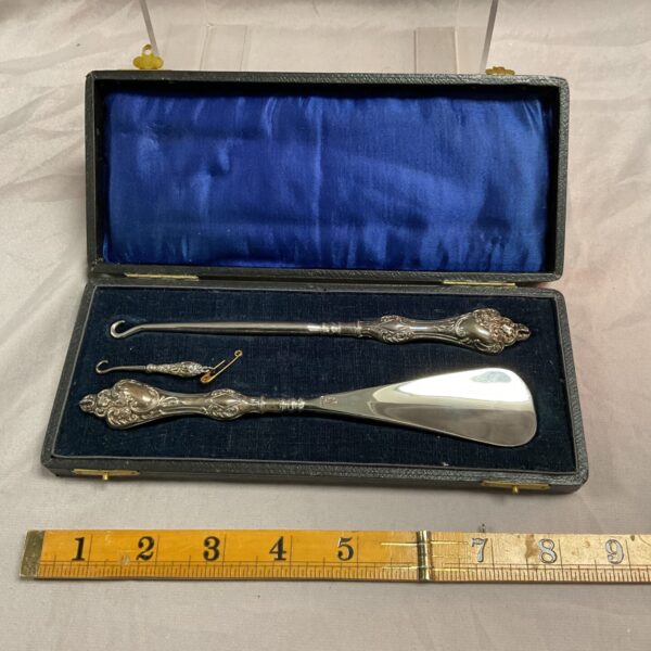 Antique silver shoe horn set in lined box, Victorian grooming accessories.