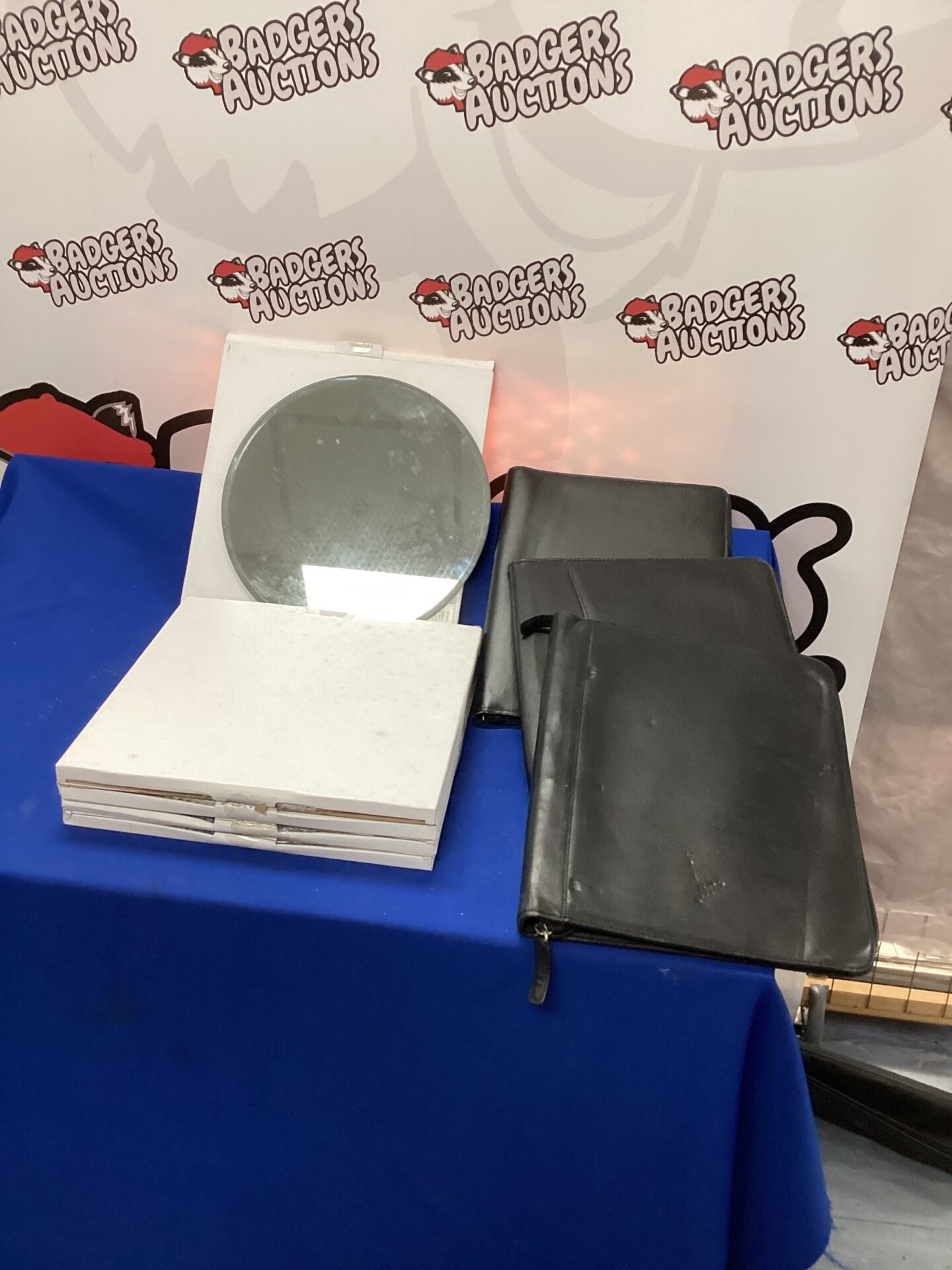 703 Three Wallets and Five Circular Mirrors