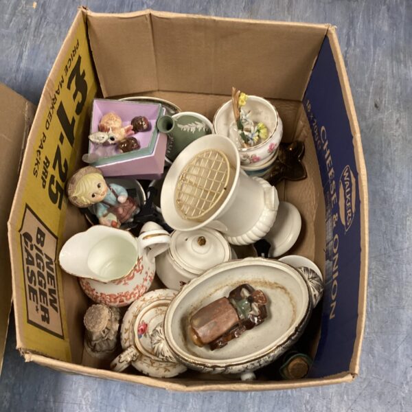 Mixed lot of vintage china and porcelain with various patterns.