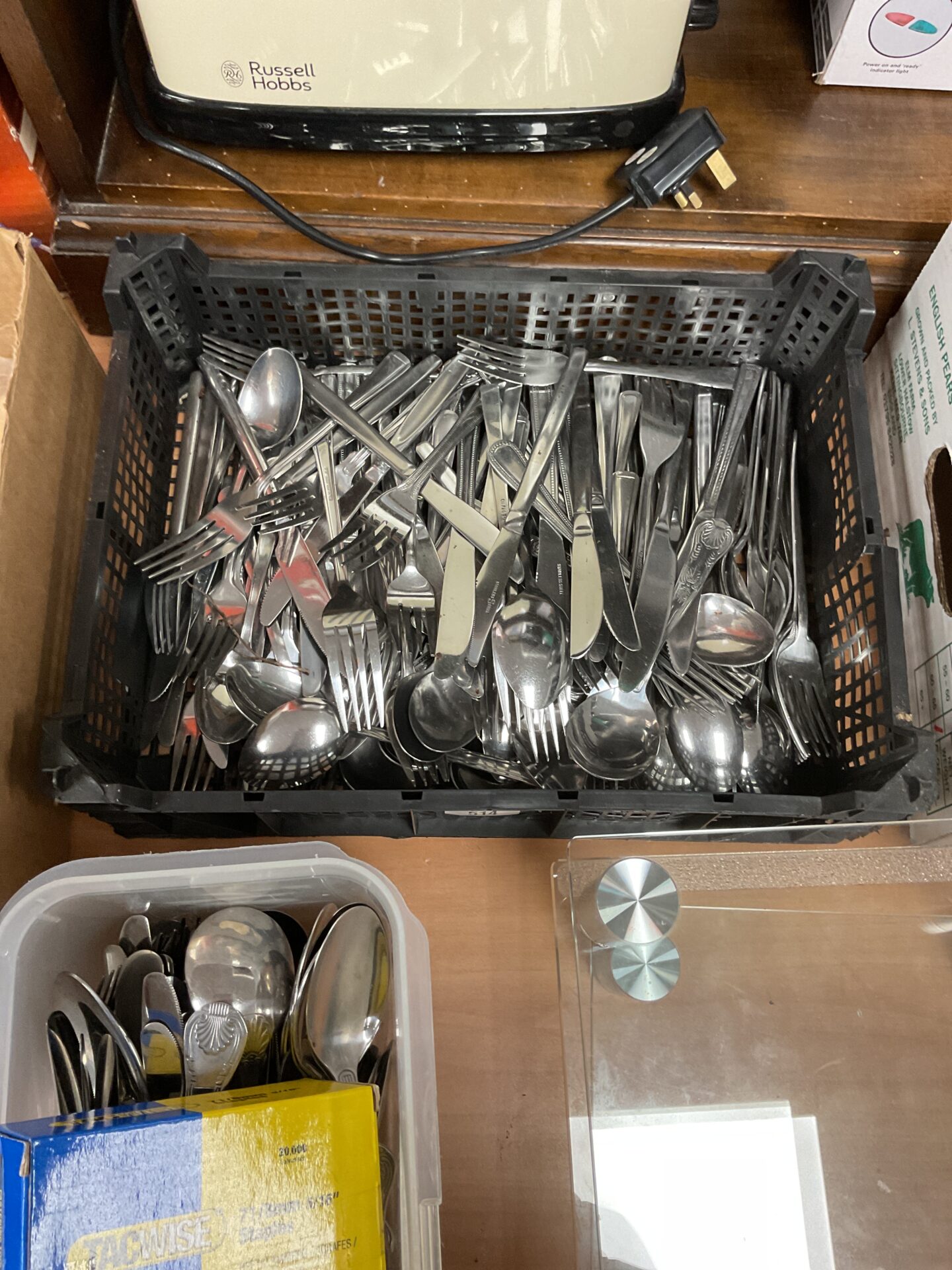 514 Tray of mixed cutlery