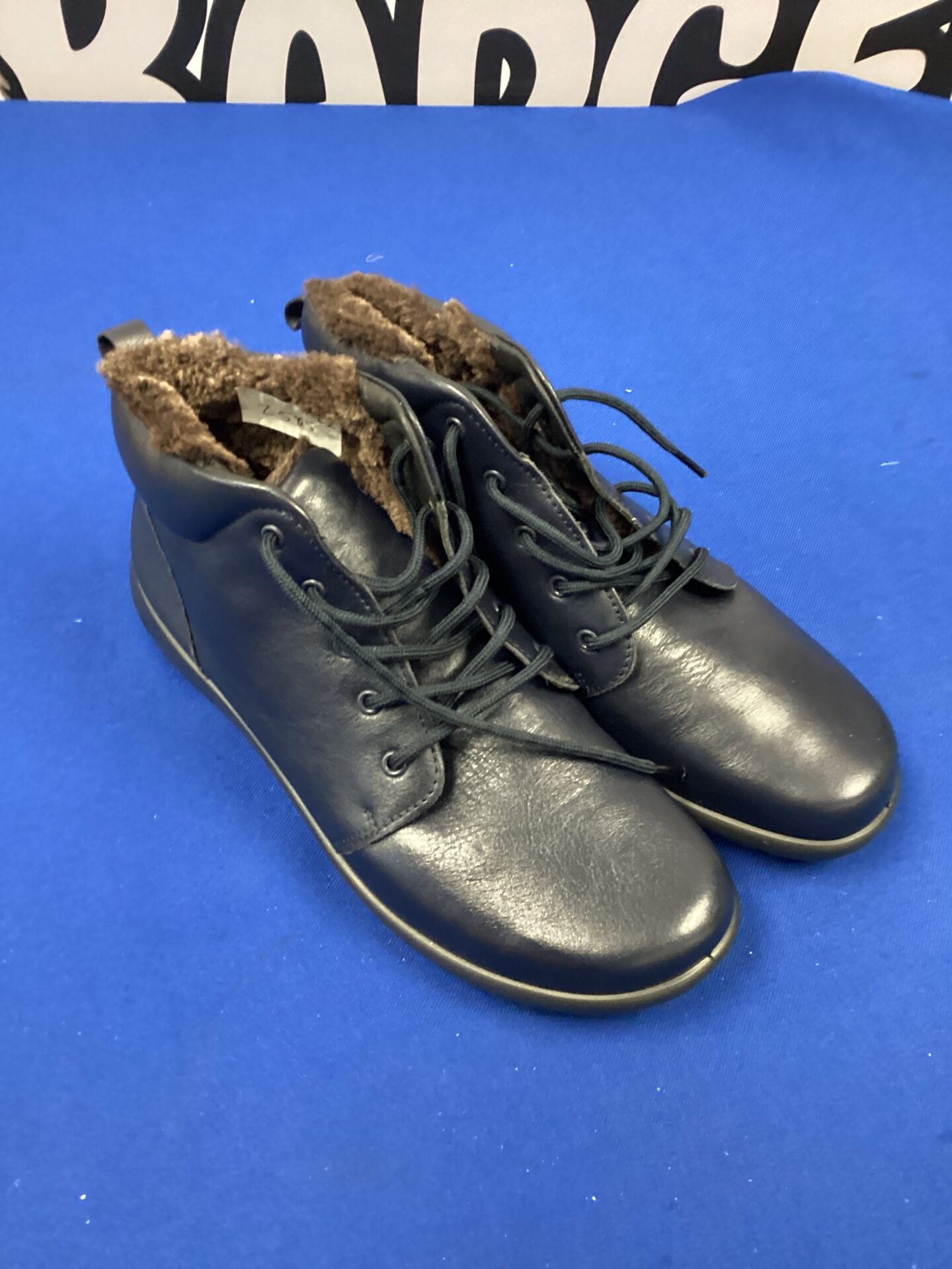 597 Pair of size 7 hotter fleece lined shoes new