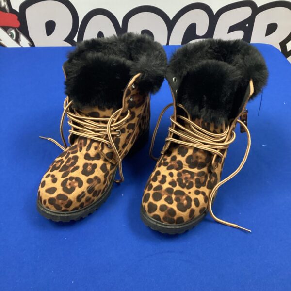 Stylish size 40 leopard print boots with fur lining.