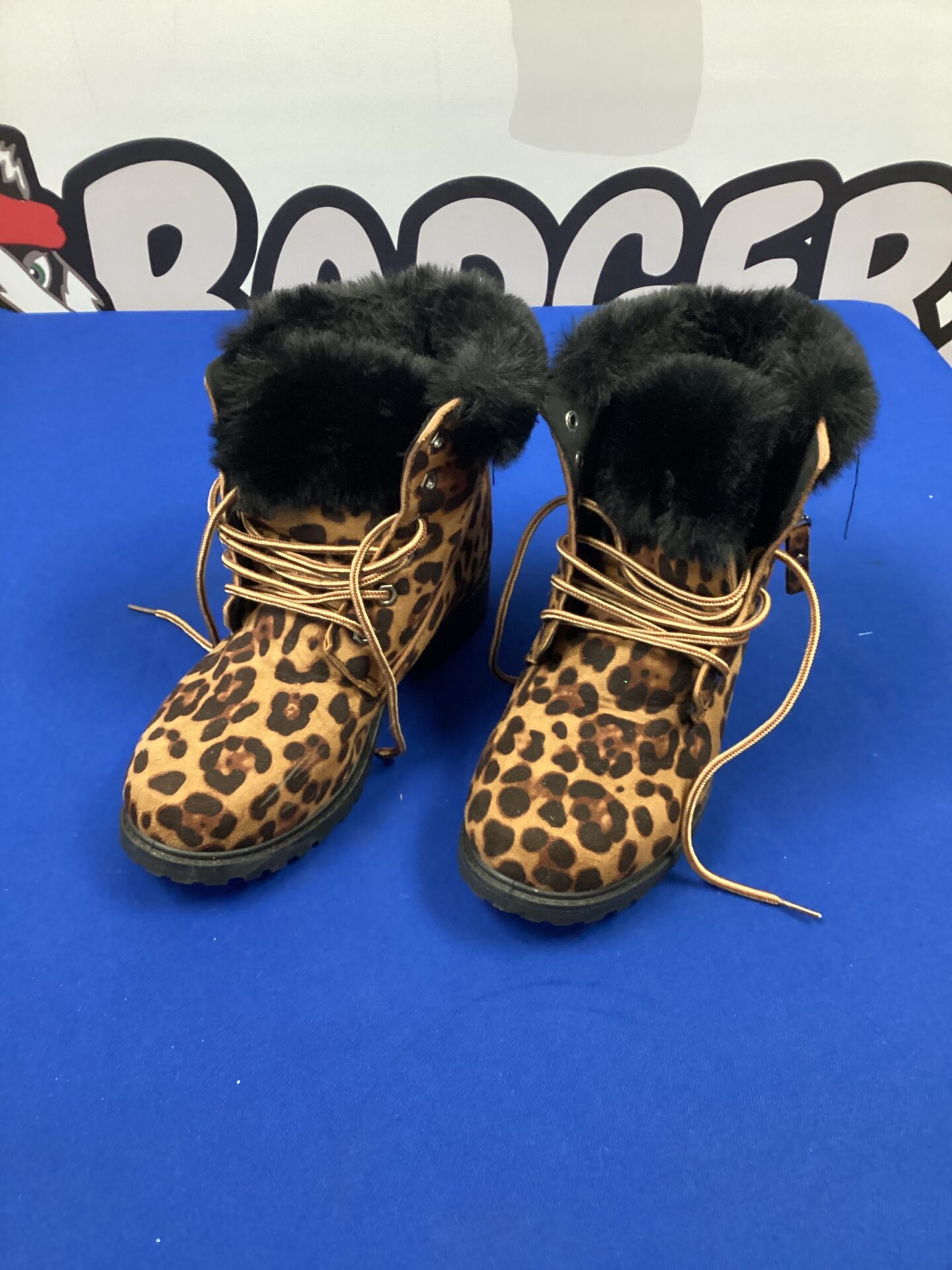 599 Pair of size 40 leopard print boots with fur style lining