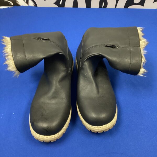 Women's size 7 fleece-lined boots for winter warmth.