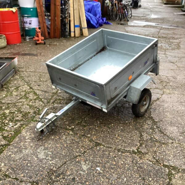 Grey GT Towing car trailer with single wheel, side view.