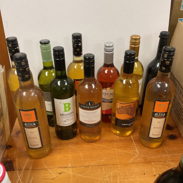 Mixed wine lot featuring Astica and Lindemans bottles.