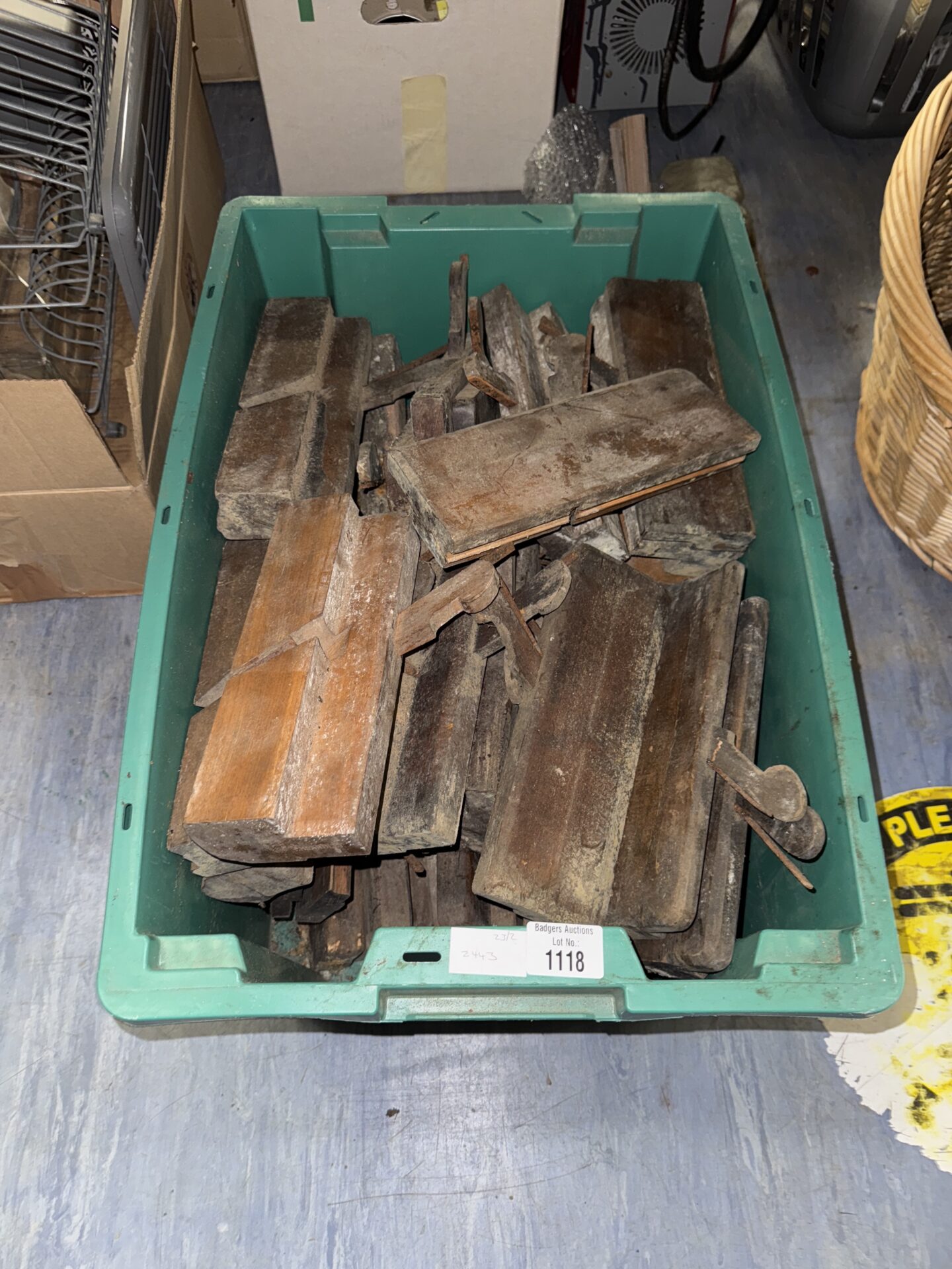 1118 Large quantity of vintage wood block planes