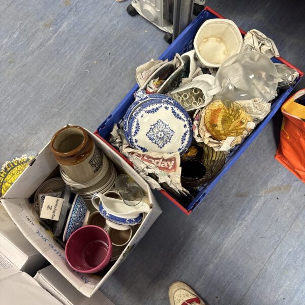 Mixed lot of vintage house clearance chinaware and ceramics.