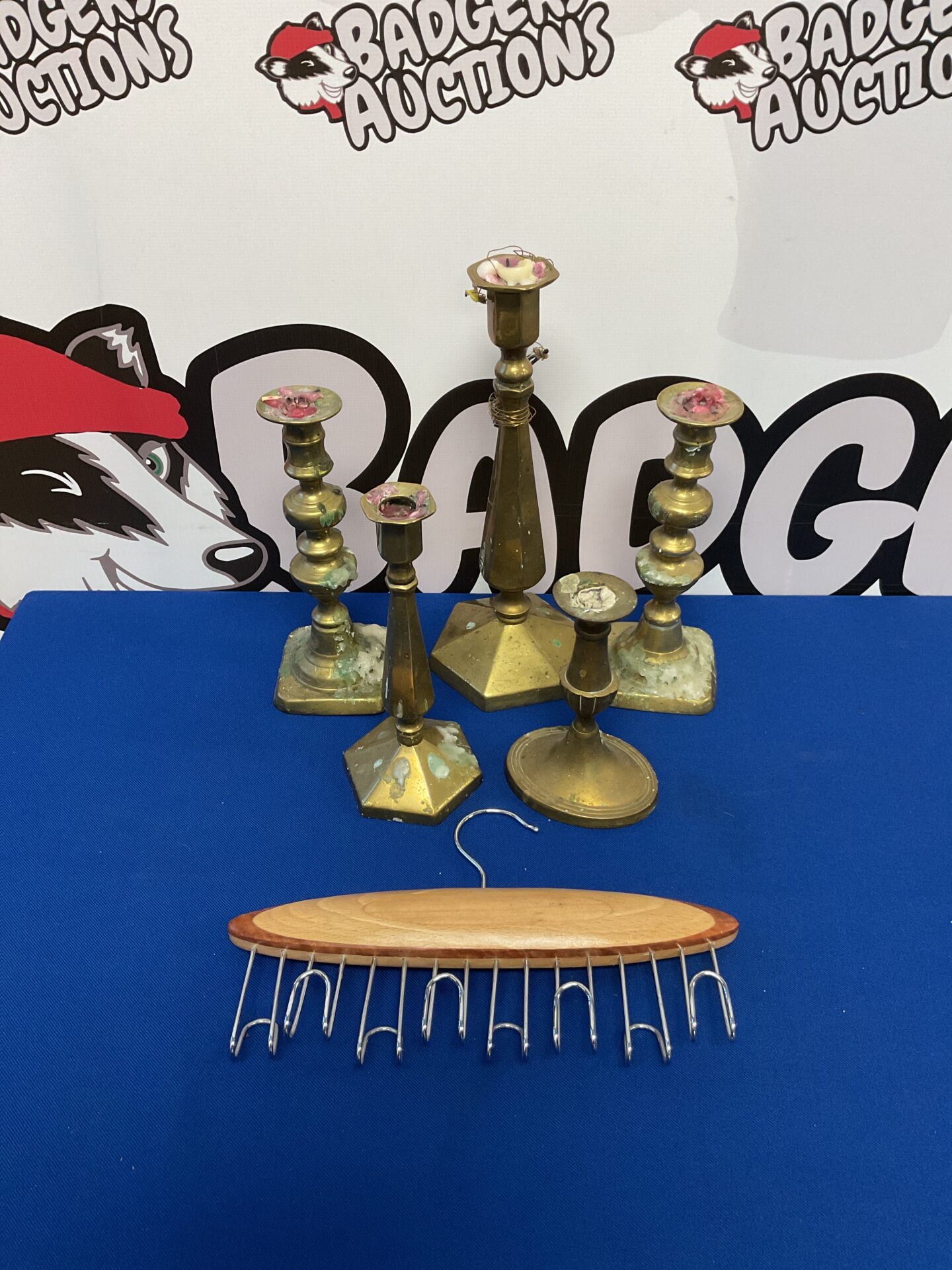 110 Selection of brass candlesticks & nat wood belt rack