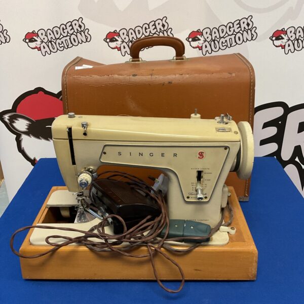 Vintage Singer Fashion Mate sewing machine in good condition.