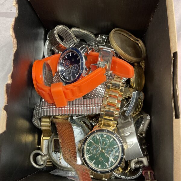 Mixed lot of vintage and broken wristwatches for repair.