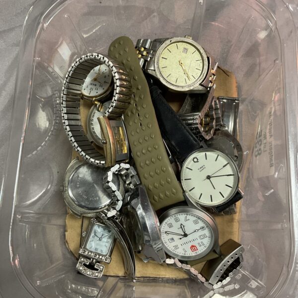 Assorted vintage watches in a mixed lot for repair or collection.