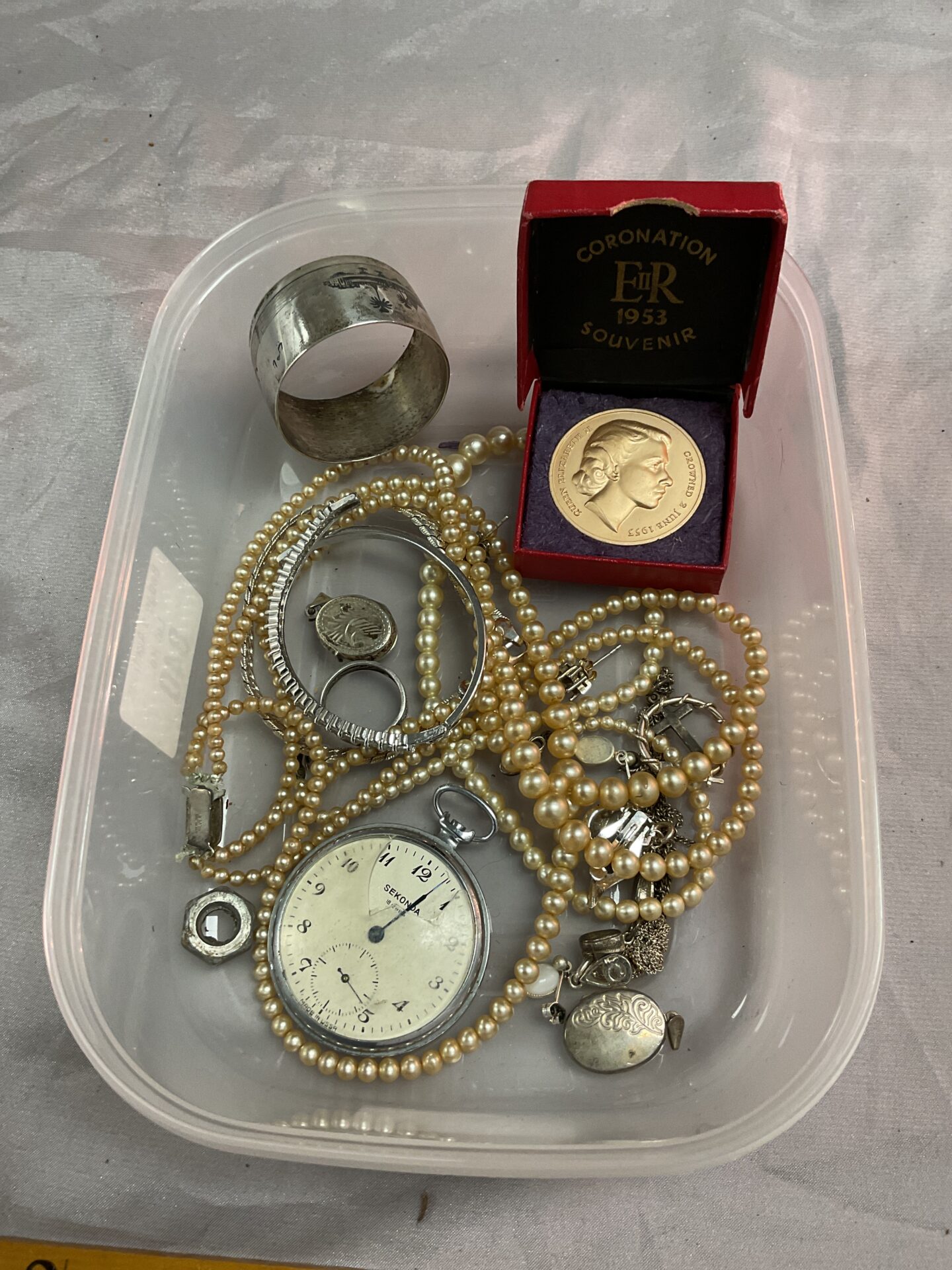 840 Tray mixed jewellery and odds