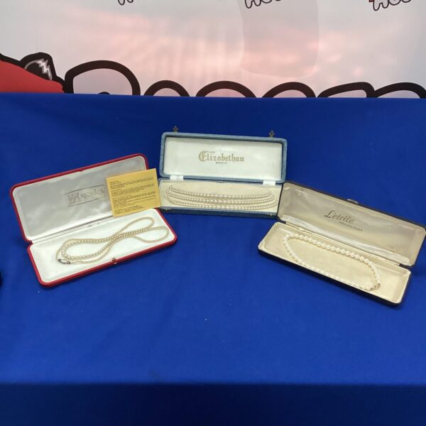 Vintage boxed pearl necklaces, a classic jewellery lot.