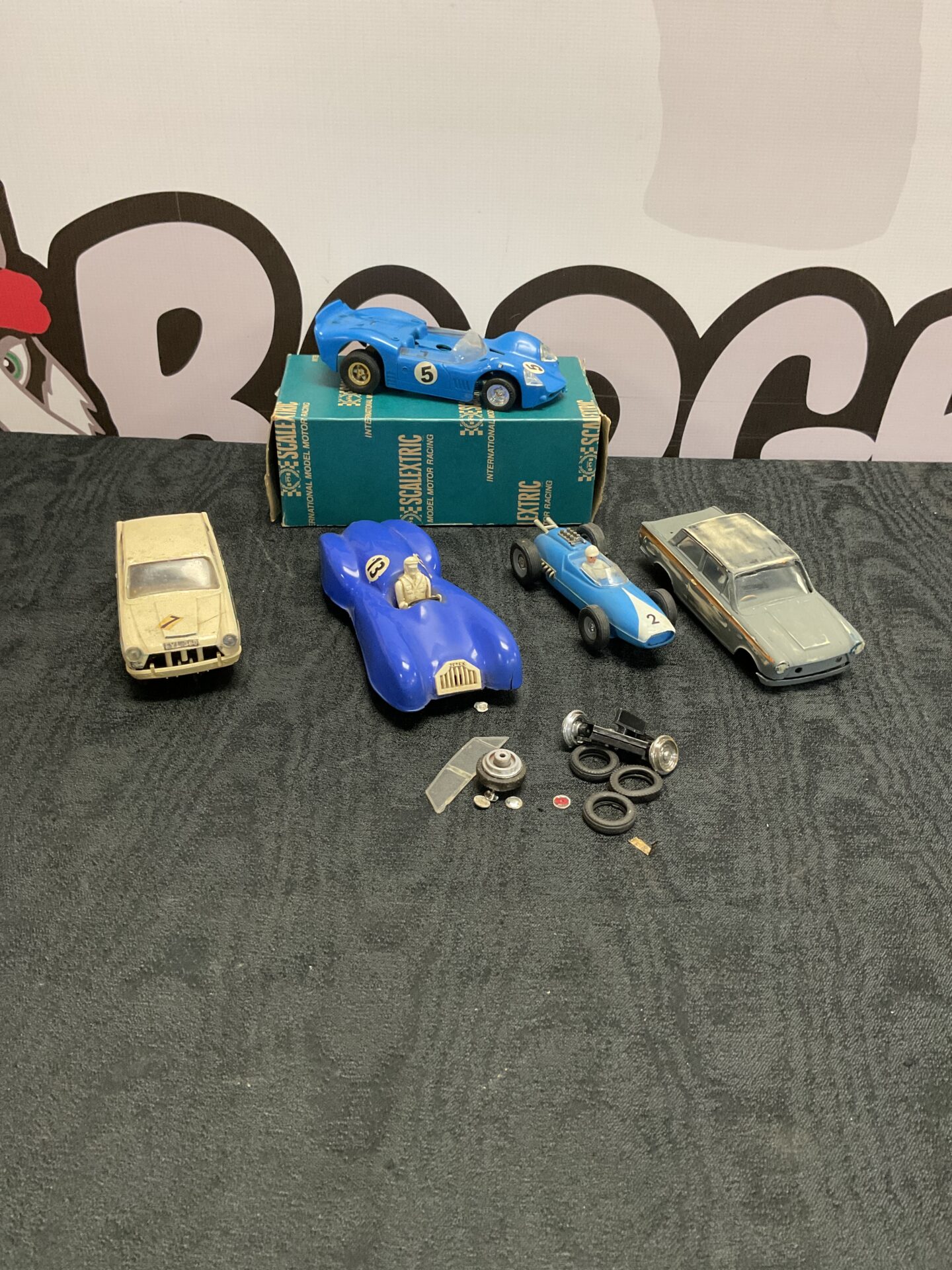 432 Five vintage scalextric racing cars and mixed parts