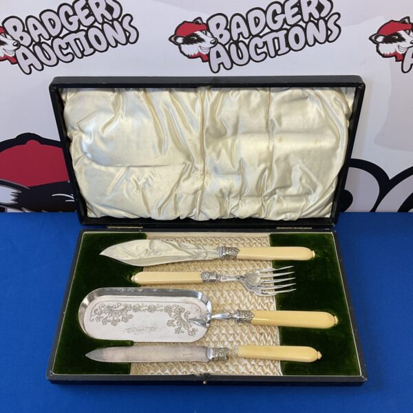 Vintage silver plate cake serving set in original case.