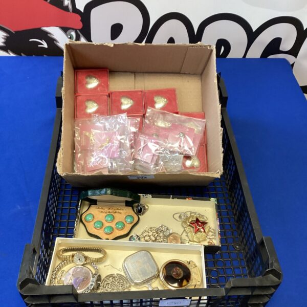 Tray of mixed costume jewellery including lockets and brooches.
