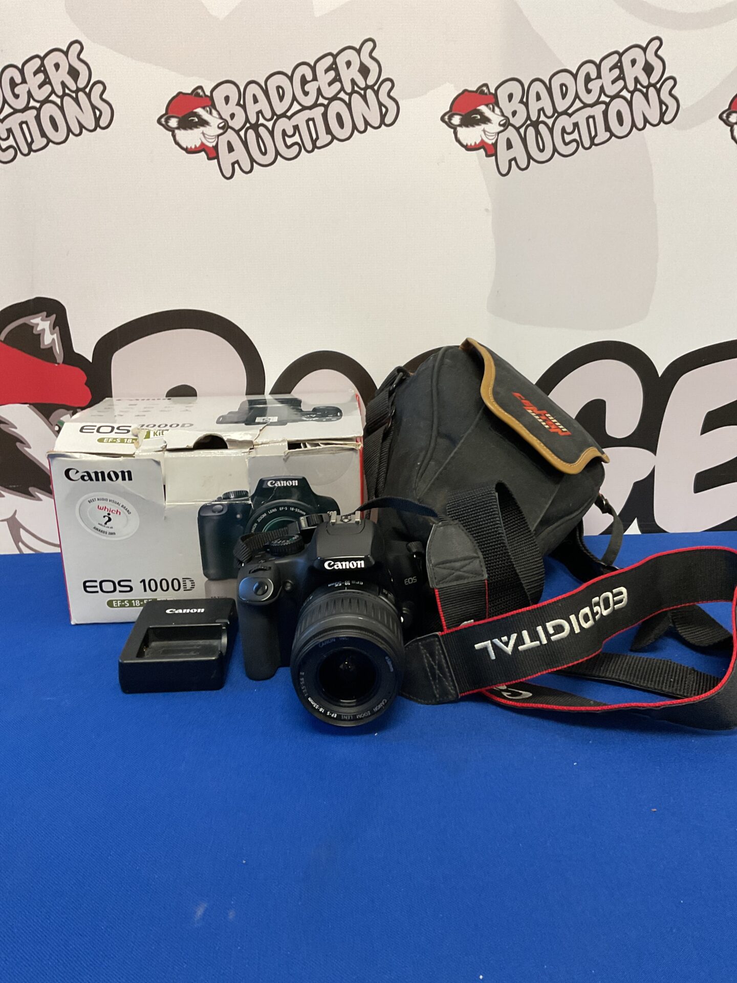 117 Canon eos 1000d camera with case & battery charger
