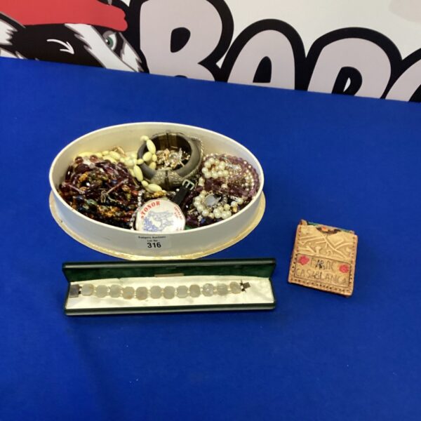 Assorted vintage costume jewellery presented on a tray.