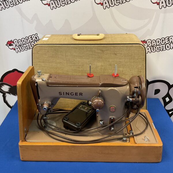 Vintage Singer 306k electric sewing machine in good condition.