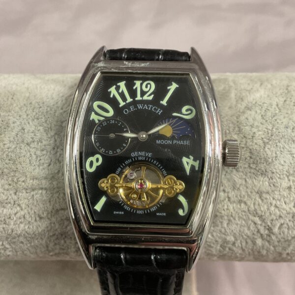 Front view of the O E Watch Geneve quartz watch with animated movement.