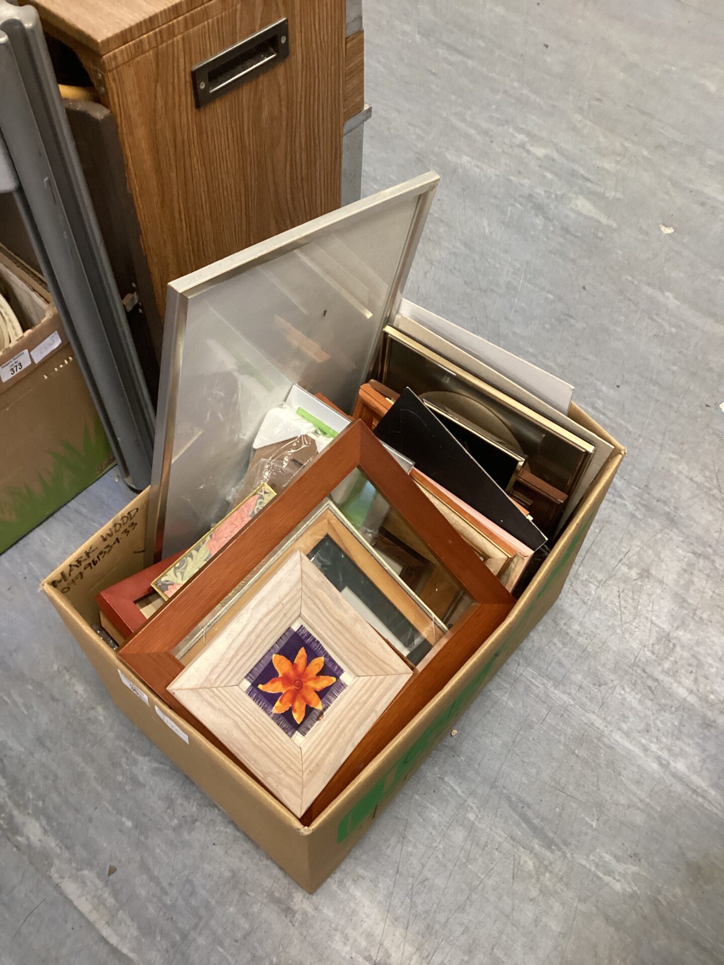 396 Large quantity of photo and picture frames