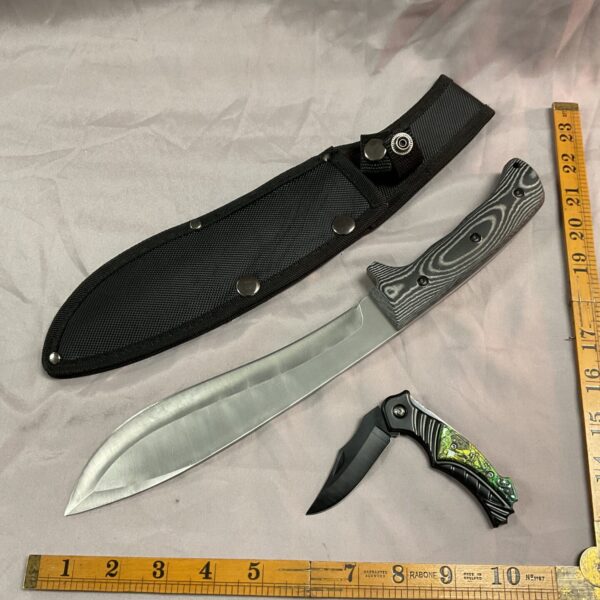 Knife lot featuring a sheath knife and folding pocket knife.