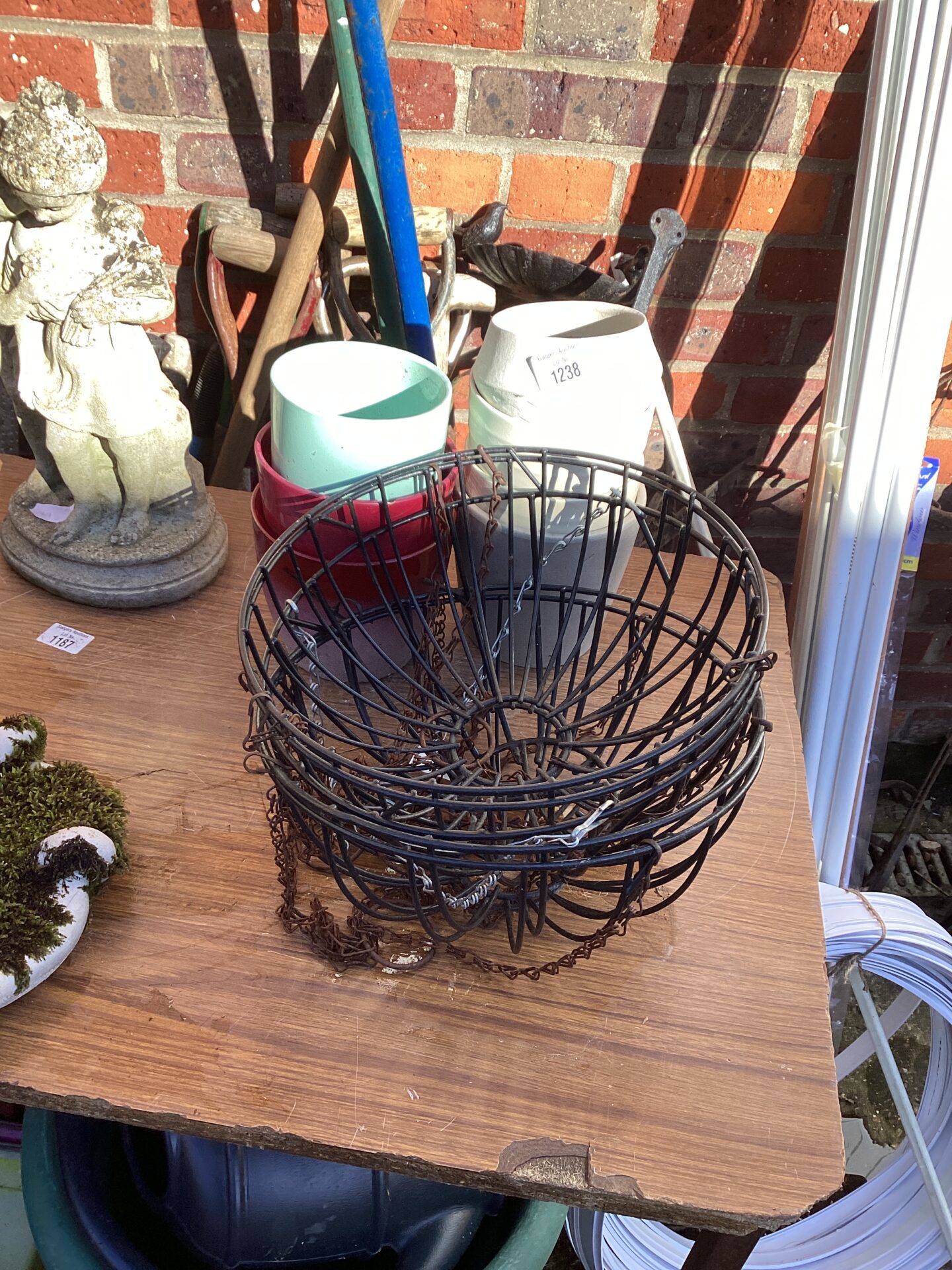 1238 Selection of plant pots and wire hanging baskets