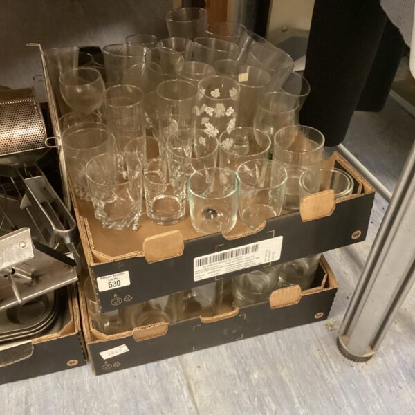 Mixed lot of assorted drinking glasses in a cardboard box.