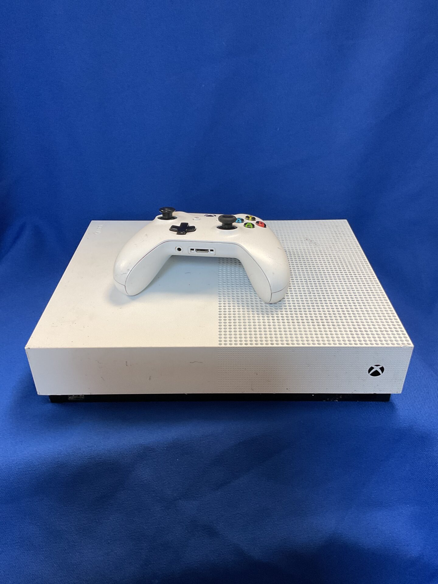 226 Microsoft xbox one console & controller