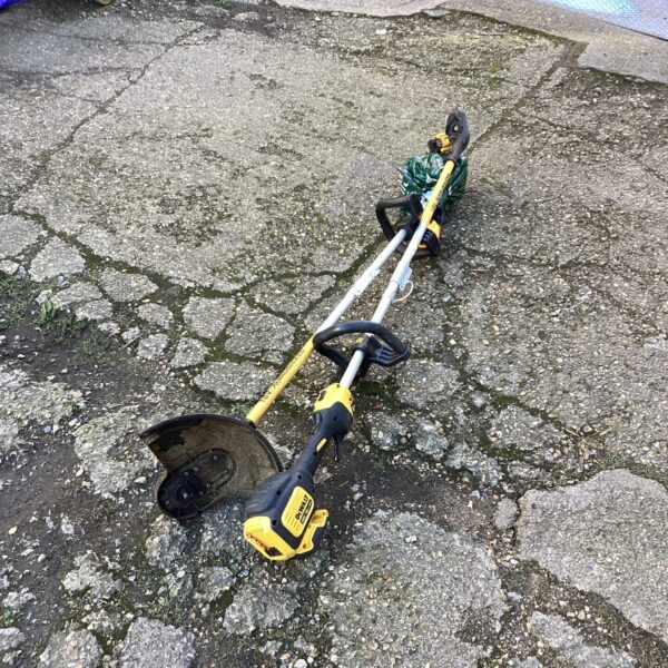 Dewalt DCL079 cordless strimmer for repair, garden line trimmer.