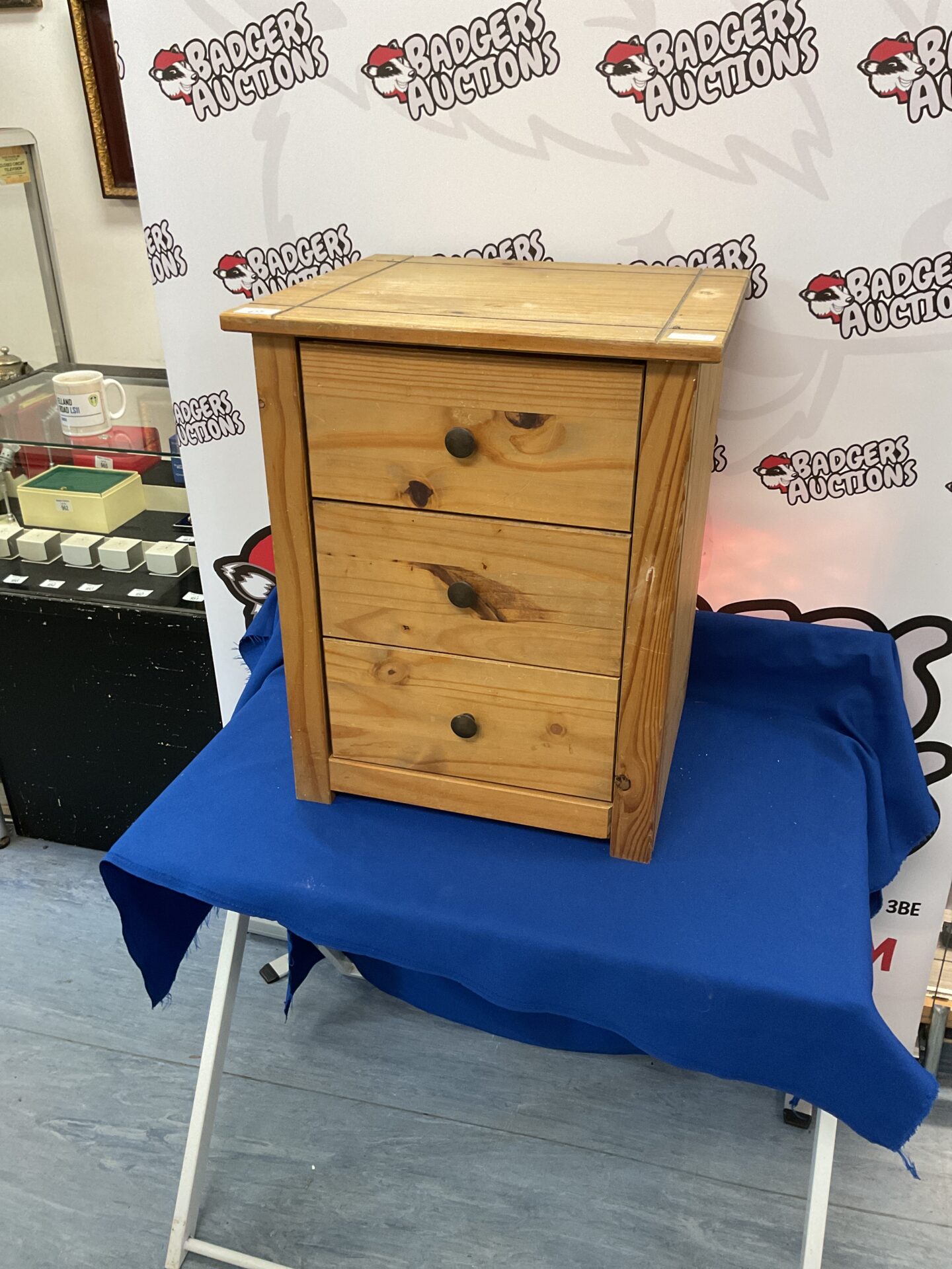 477 Small pine three draw bedside cabinet 22.5cmx18.5cm