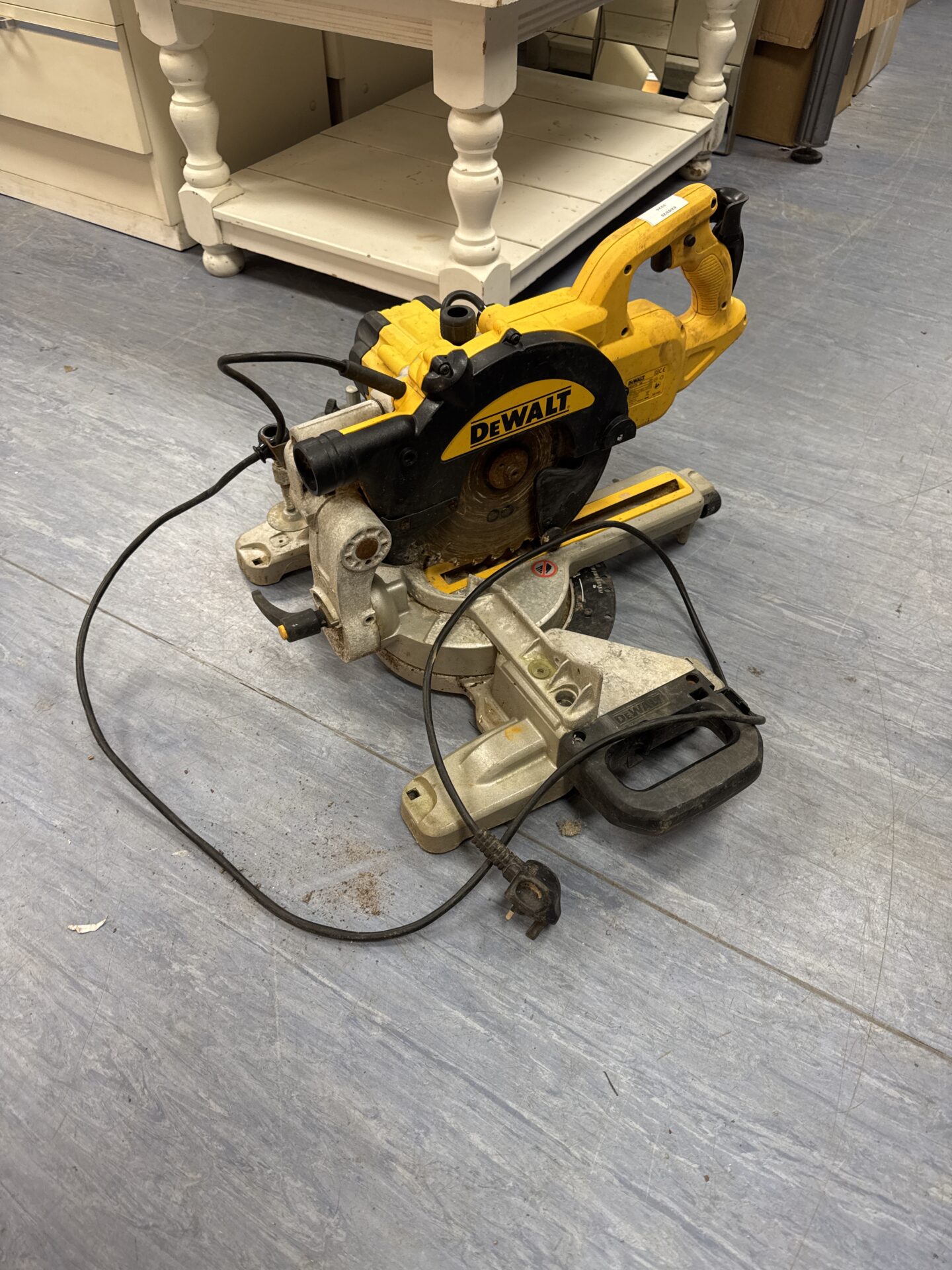 1167 Dewalt dws773 chop saw – working