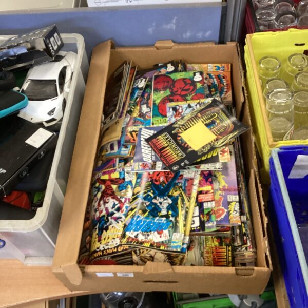 Large lot of mixed Marvel comics for collectors.