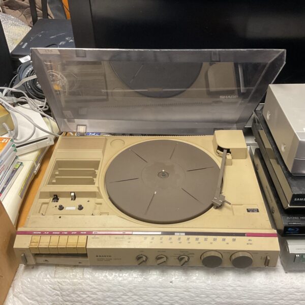 Vintage Sanyo G1005 music centre with turntable and retro design.