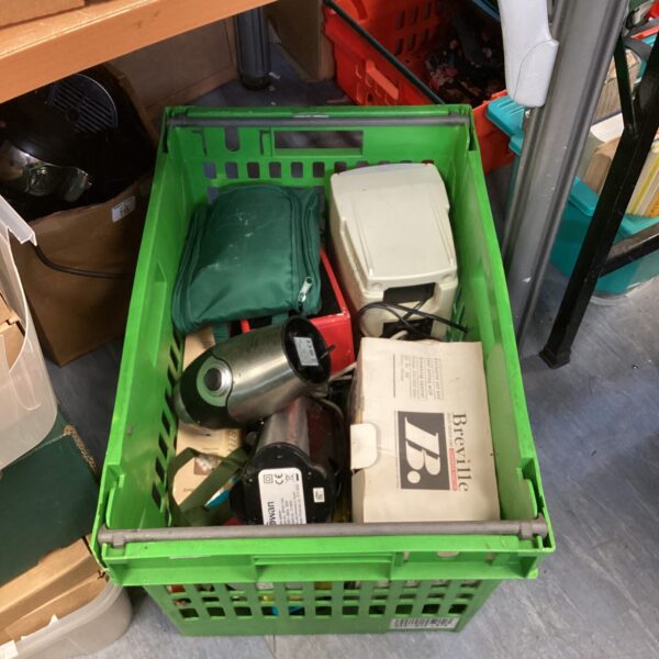 Mixed lot of kitchen appliances including a Breville sandwich maker.