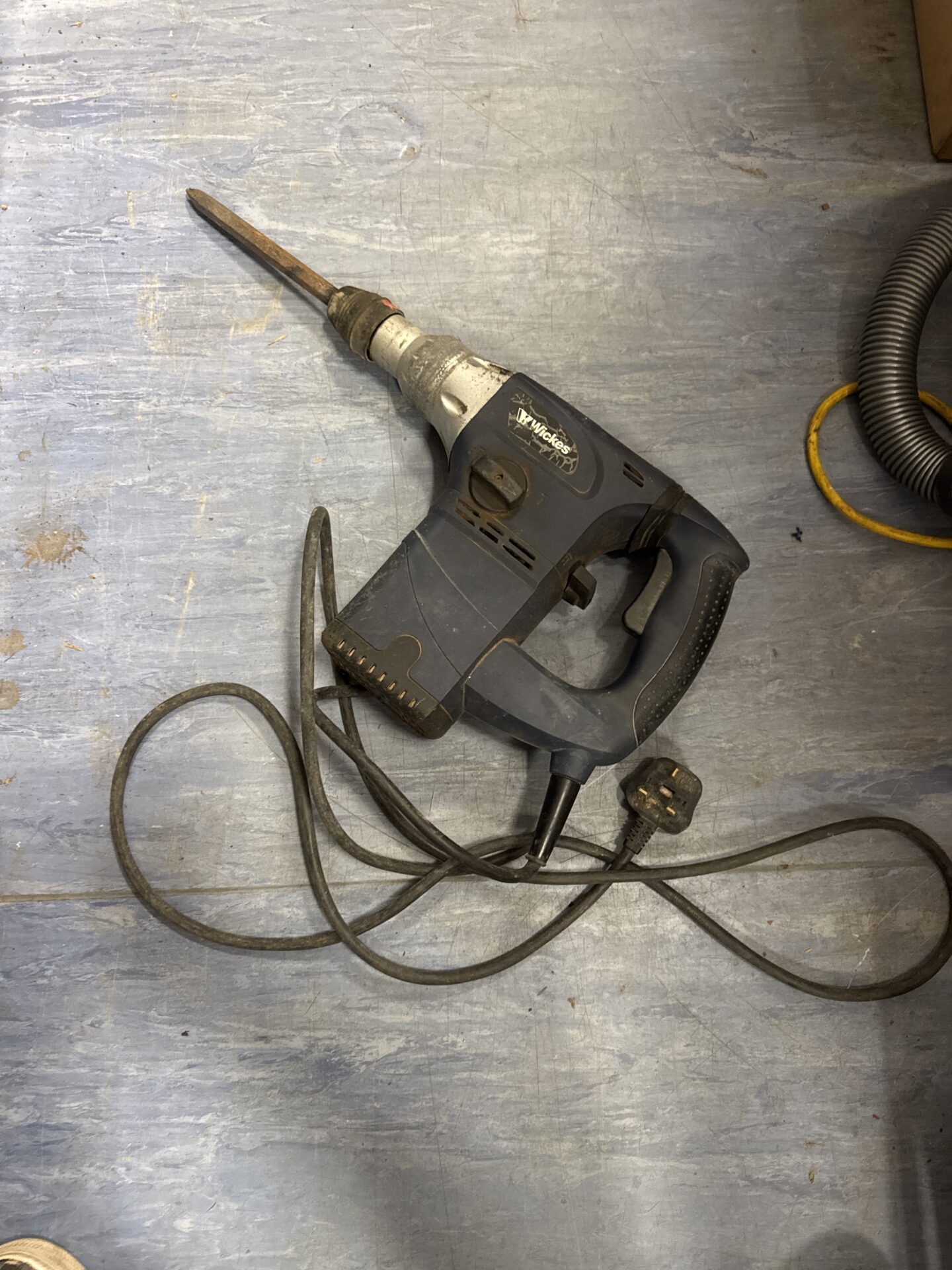1117 Wickes concrete breaker drill – working