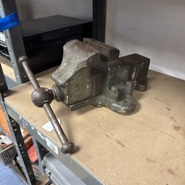 Vintage No3 bench vice, a heavy cast iron workshop tool.