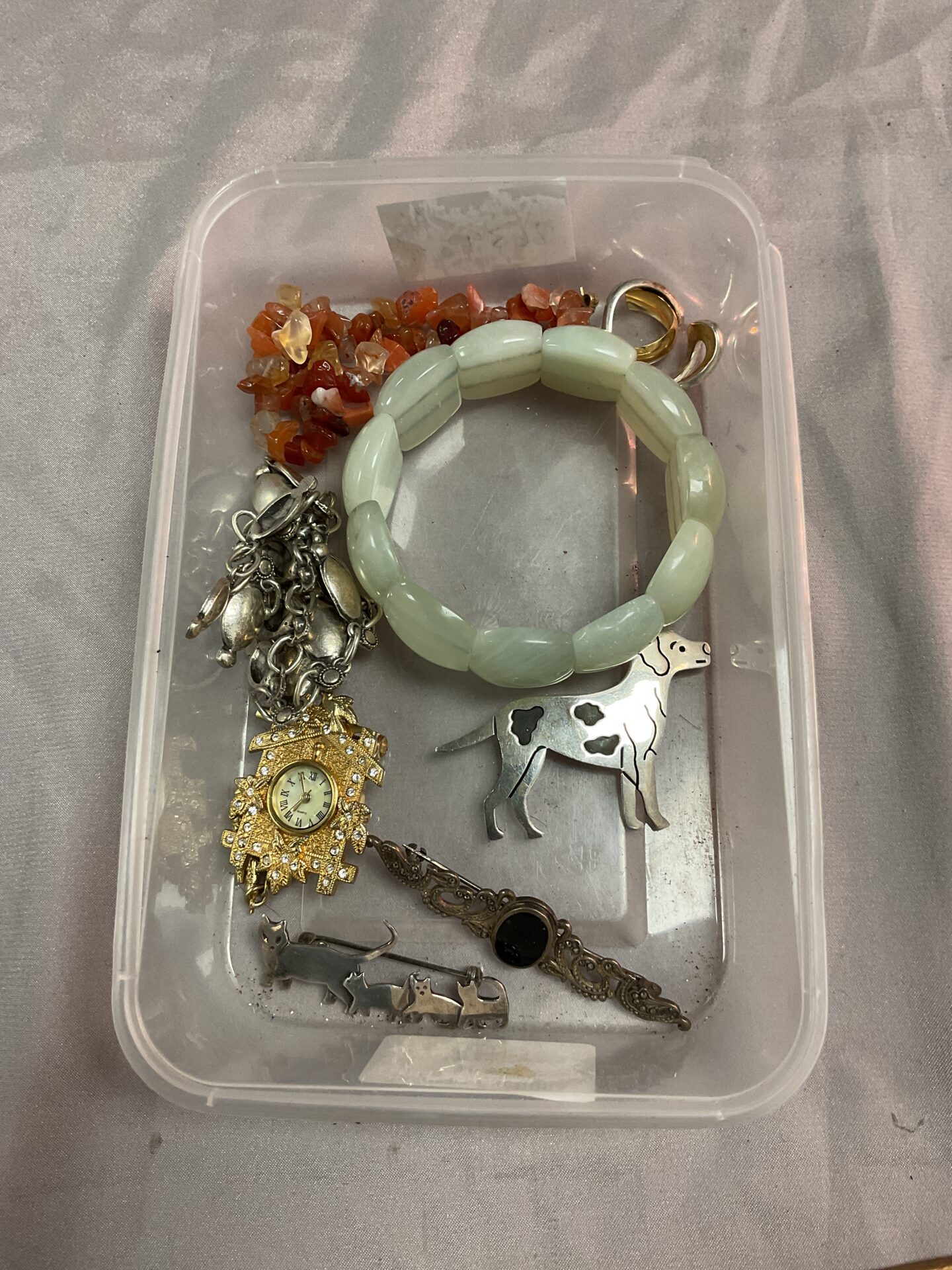 860 Tray of bracelets inc jade, amber and silver brooches