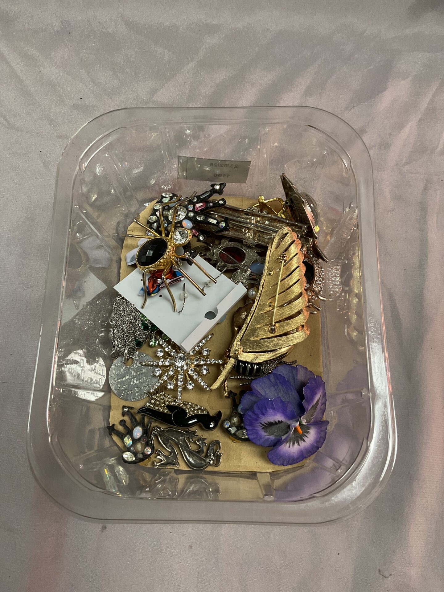 861 Tray of costume jewellery brooches