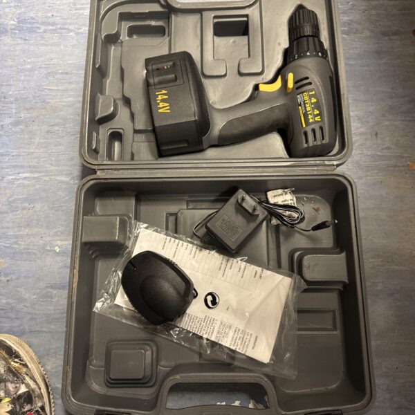 Carrefour 14.4V cordless drill set with charger and battery.