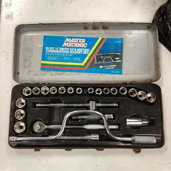 Vintage Master Mechanic 25pc metric combination socket set in case.